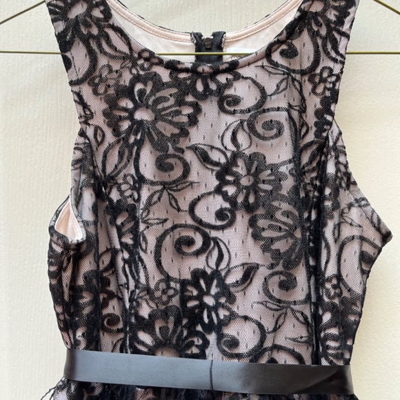 Girl’s Exquisite Lace Fancy Dress - Picture 2 of 4